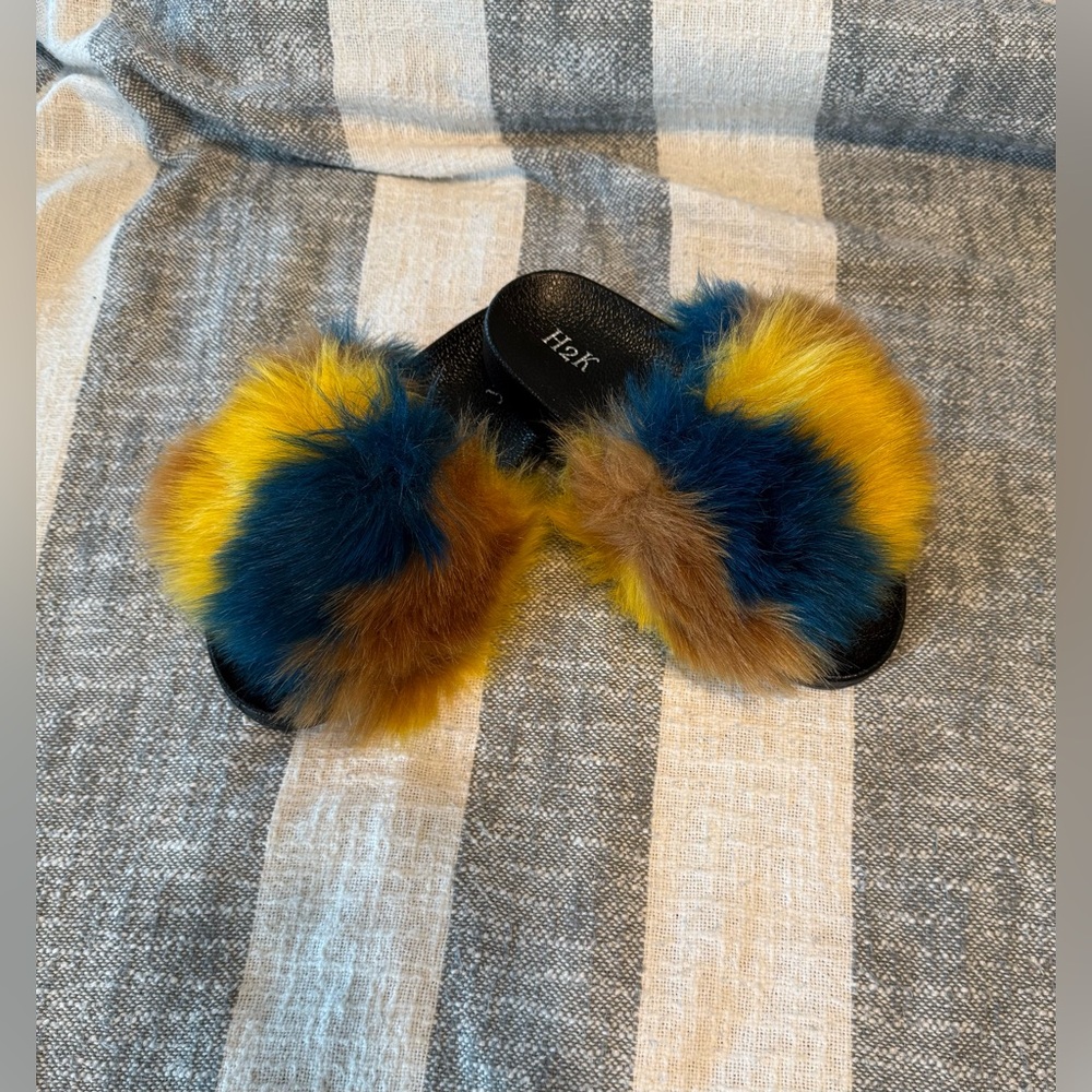 NWT H2K SZ 7 Blue ,Yellow and Brown fuzzy slippers slides open toe